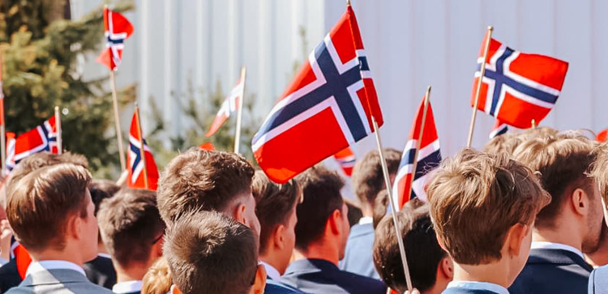 Personer i tog bærer flagg