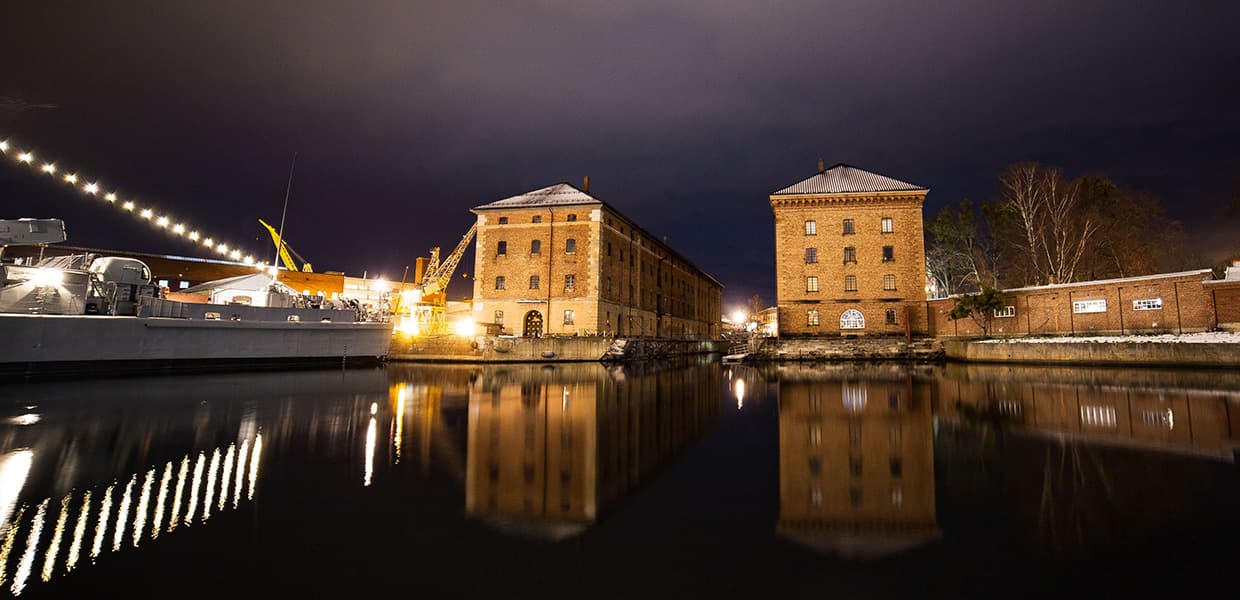 utsikt mot bygning i kveldslys på vinteren