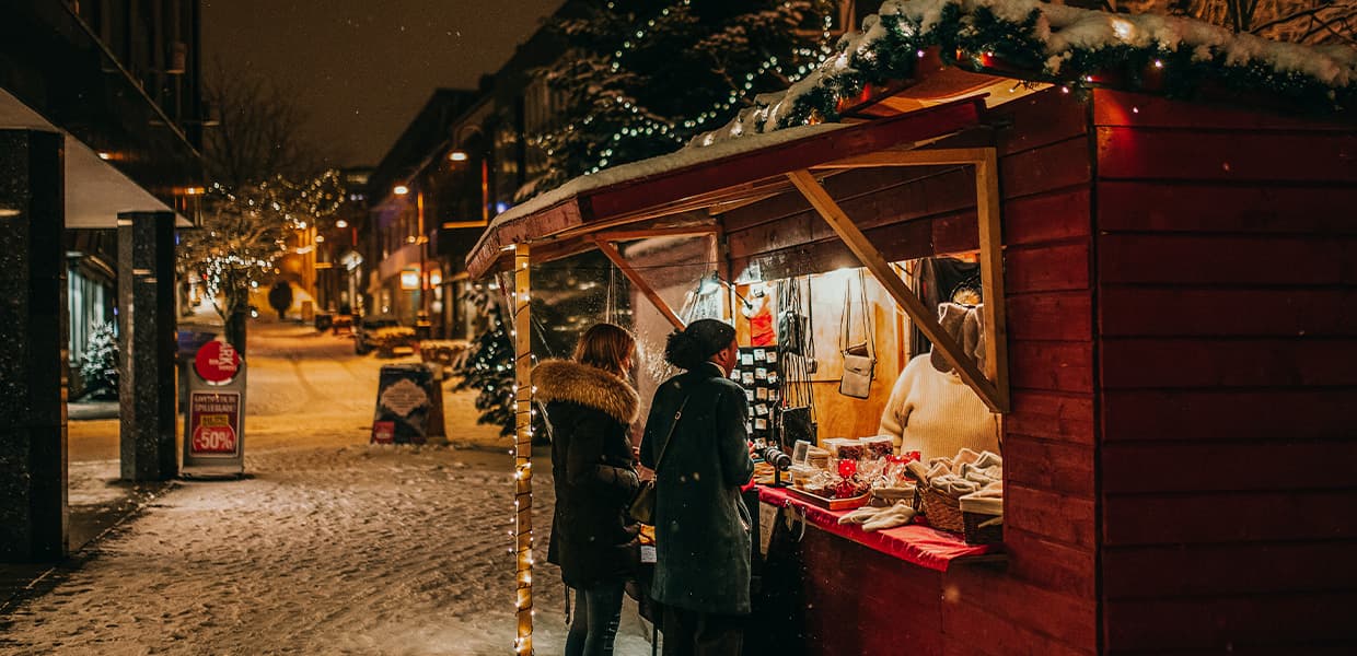 to mennesker kikker i en julepyntet bod