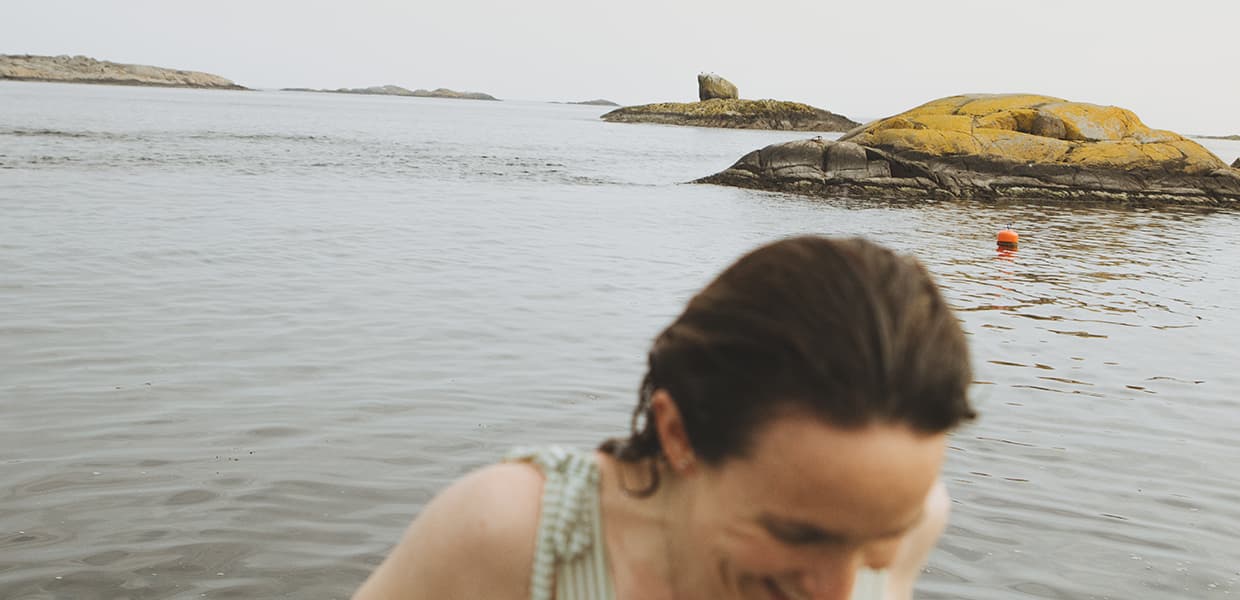 person kommer opp av vannet