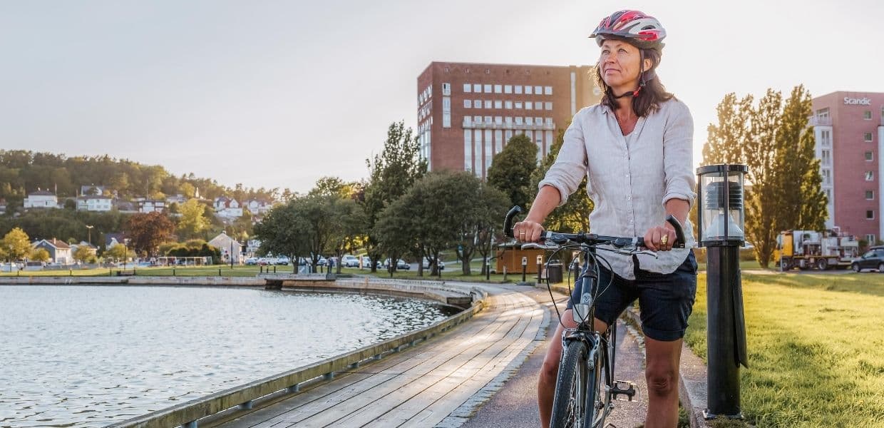 person med sykkel på brygge rett ved sjøen i Sandefjord